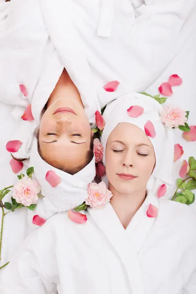 Two women friends relaxing in a spa — Stock Photo, Image