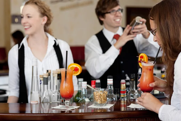Miscelare cocktail al bar — Foto Stock