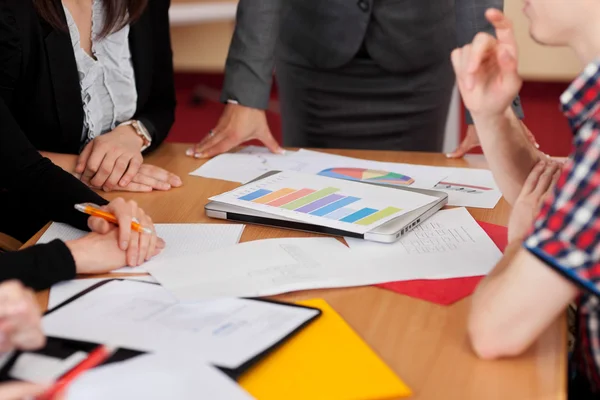 Actividad en grupo y trabajo en equipo — Foto de Stock