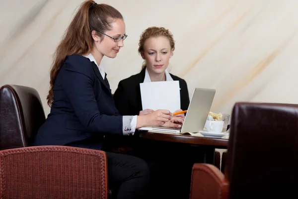 Affärskvinnor som arbetar i en hotellobby — Stockfoto