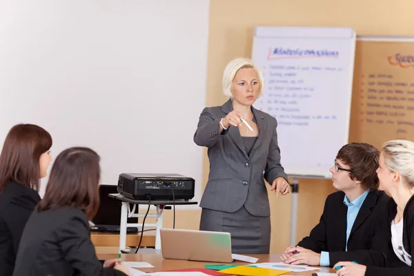 Kvinna ger en företagspresentation — Stockfoto