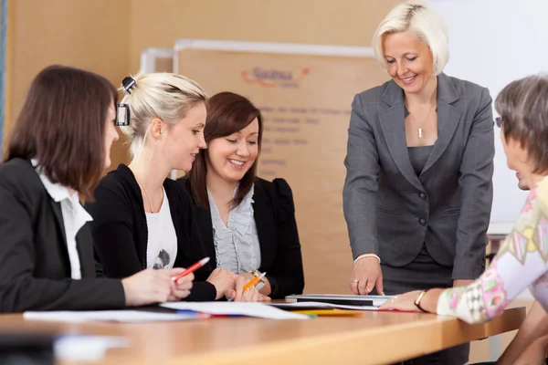 Vrouwen in een zakelijke bijeenkomst — Stockfoto