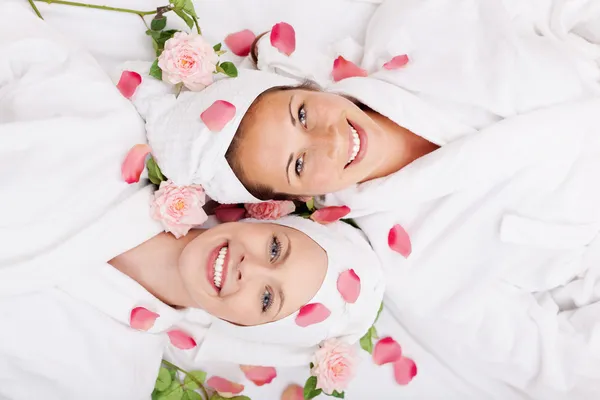Two happy friends in a wellness centre — Stock Photo, Image