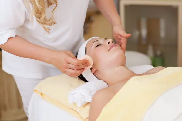 Woman receiving a hydrating facial treatment — Stock Photo, Image