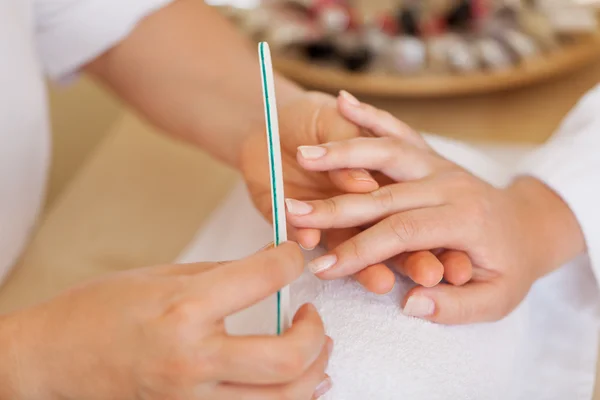 Esteticista fazendo uma manicura — Fotografia de Stock