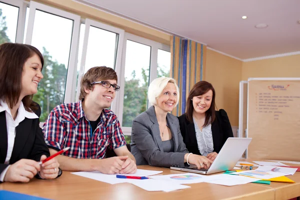 Affärsteam som arbetar med en bärbar dator — Stockfoto