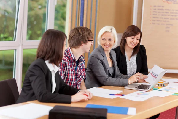 Gruppe arbeitet in einem Meeting — Stockfoto