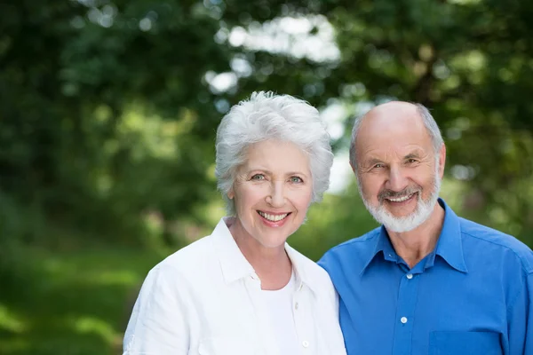 Glada friska äldre par — Stockfoto