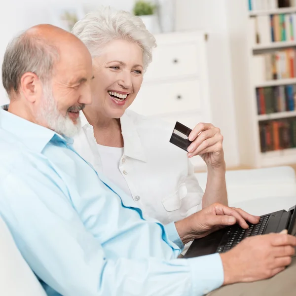 Seniorenpaar kauft online ein — Stockfoto