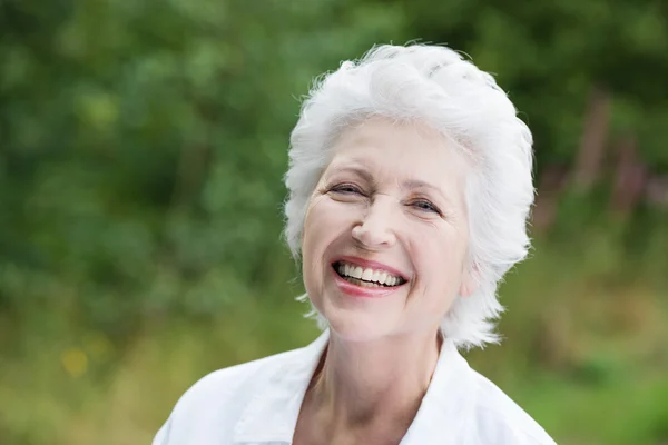 Livlig skrattar äldre kvinna — Stockfoto
