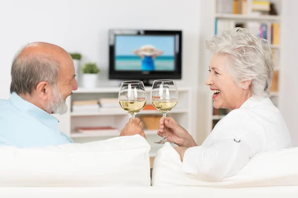 Couple aîné célébrant avec du vin blanc — Photo