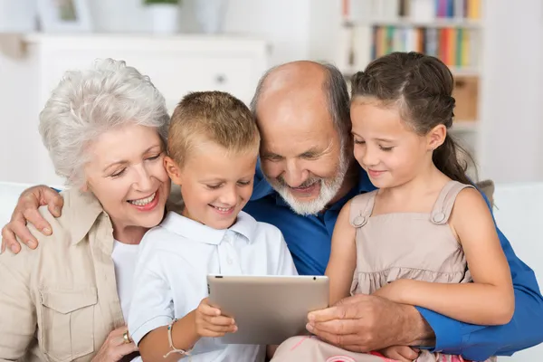 Söt pojke och flicka som på en pc tablet — Stockfoto