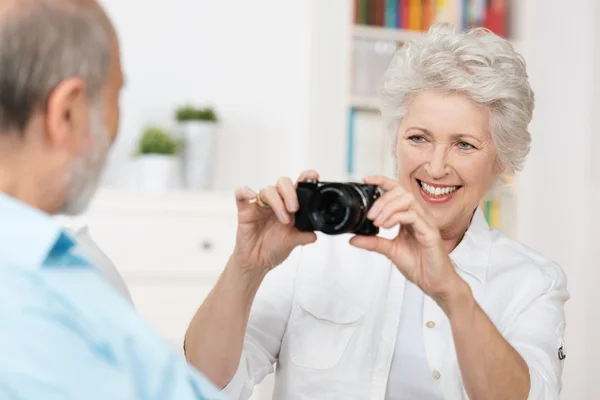 Oudere vrouw haar echtgenoot fotograferen — Stockfoto