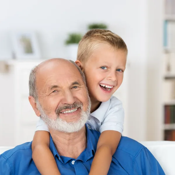 Grootvader met zijn kleinzoon lachen — Stockfoto