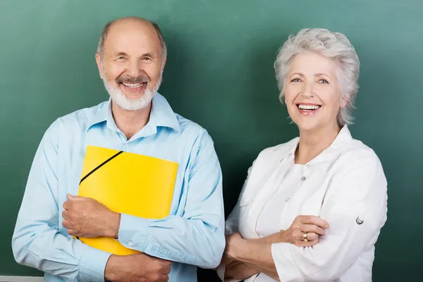 Confiada feliz pareja de ancianos —  Fotos de Stock