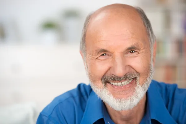 Portret van een glimlachende aantrekkelijke senior man — Stockfoto