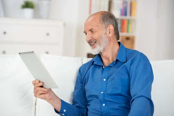 Osoby w podeszłym wieku człowiek czytanie na ekranie swojego komputera typu tablet — Zdjęcie stockowe