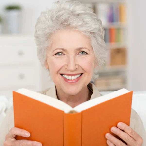 Belle femme âgée lisant un livre — Photo