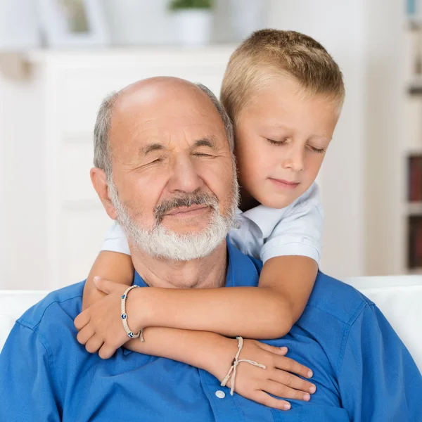 Kärleksfull farfar och sonson — Stockfoto