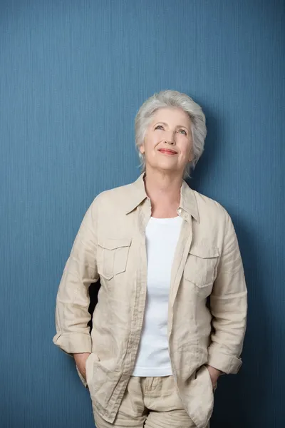 Femme âgée nostalgique portant une chemise décontractée beige — Photo