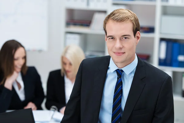 Smiling businessman in the office — Stock Photo, Image