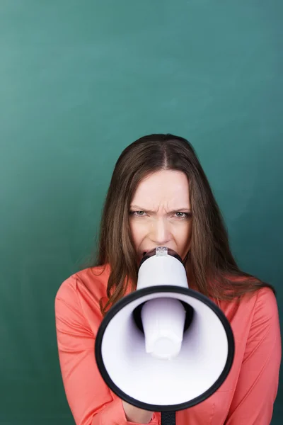 Mujer enojada con un megáfono — Foto de Stock