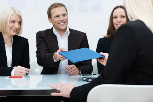 Verksamhet team genomför en anställningsintervju — Stockfoto