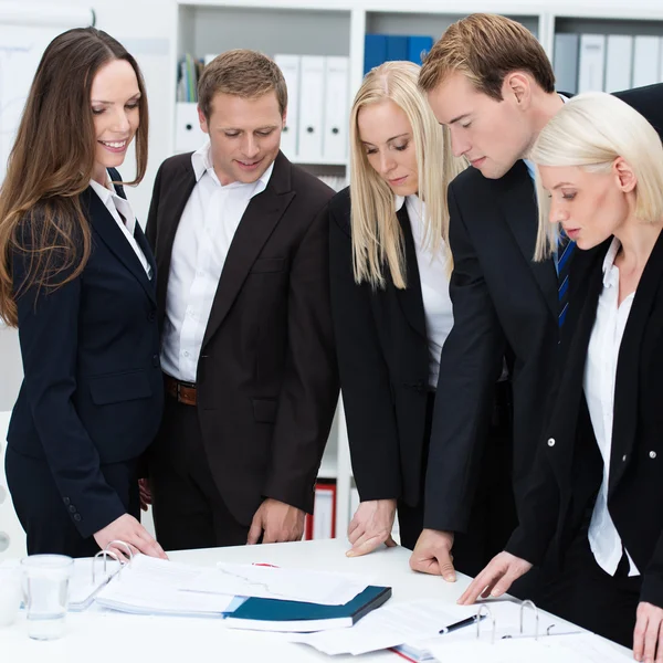 Equipo empresarial dedicado serio — Foto de Stock