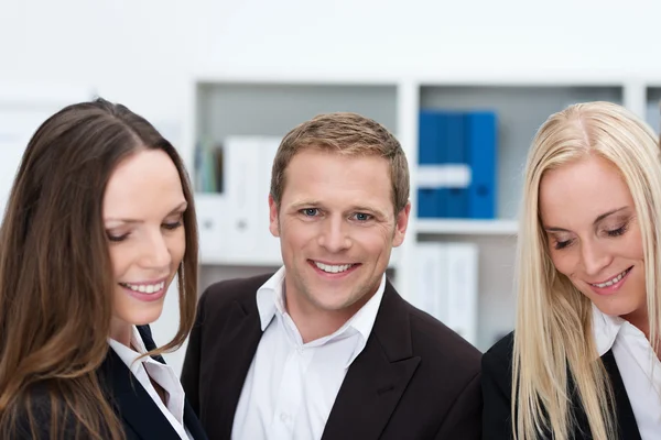 Ung affärsman med två kvinnliga medarbetare — Stockfoto