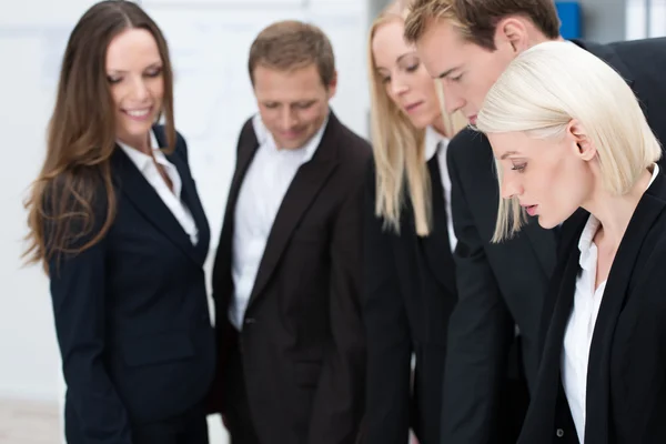 Attraktive blonde Geschäftsfrau mit ihrem Team — Stockfoto