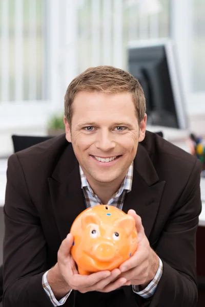 Podnikatel drží prasátko banka — Stock fotografie