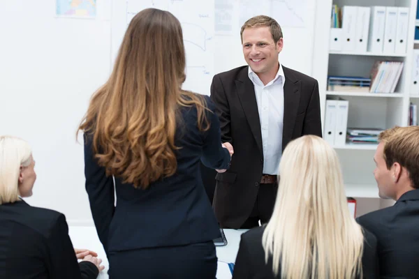 Zakelijke mensen schudden handen — Stockfoto