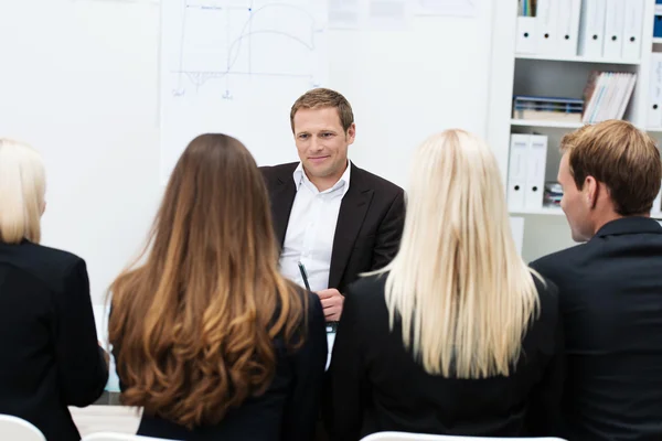 Gruppens ledare ger ett motiverande samtal — Stockfoto