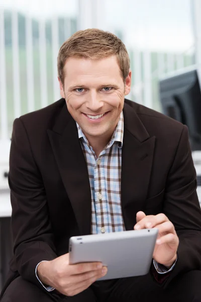 Lächeln selbstbewusster Geschäftsmann — Stockfoto