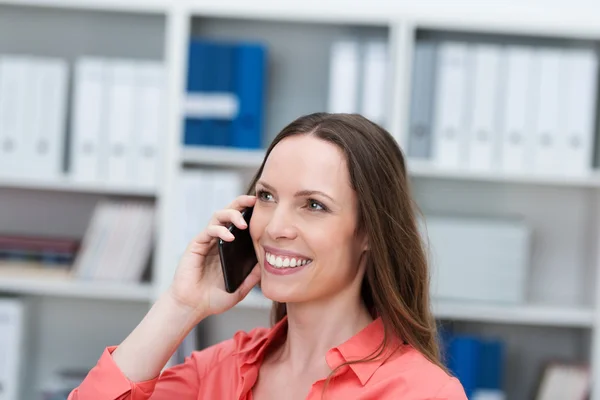 Mujer de negocios charlando en un teléfono inteligente — Foto de Stock
