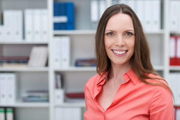 Kaukasische jonge vrouw die lacht in het kantoor — Stockfoto