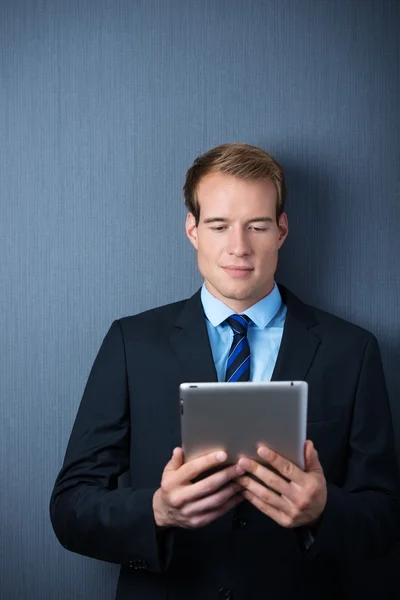 Schöner Geschäftsmann in der Hand eines PC-Tablets — Stockfoto