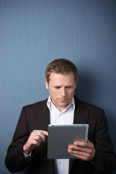 Biznesmen przy użyciu komputera typu tablet — Zdjęcie stockowe