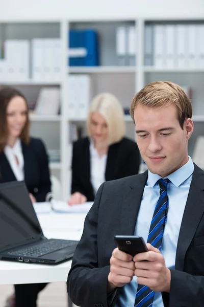 Geschäftsmann liest eine SMS — Stockfoto