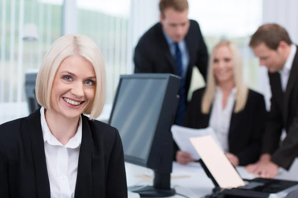 Lächelnde freundliche Geschäftsfrau im Büro — Stockfoto