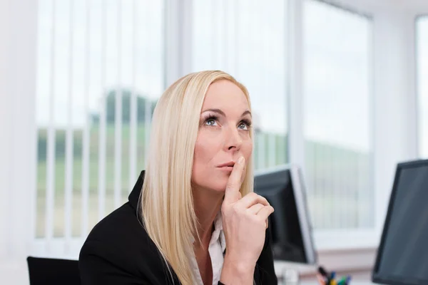 Tankeväckande affärskvinna att fatta beslut — Stockfoto