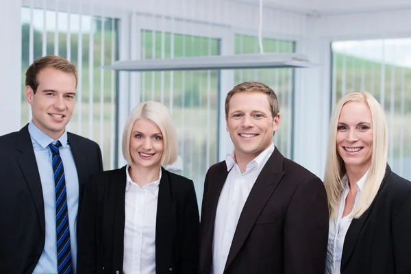 Succesvolle team van zakelijke mannen en vrouwen — Stockfoto