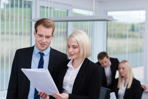 Affärskollegor en diskussion — Stockfoto