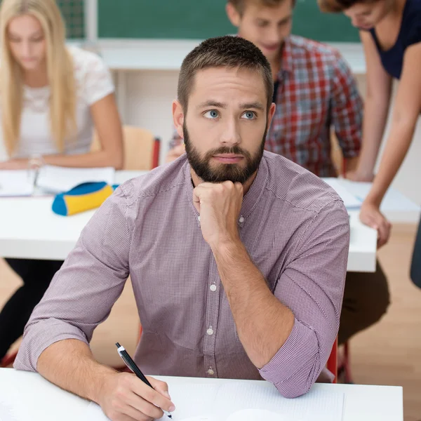 Jovem atencioso em uma classe universitária — Fotografia de Stock