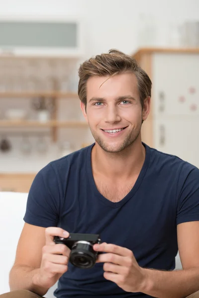 Bello giovane uomo con una macchina fotografica — Foto Stock