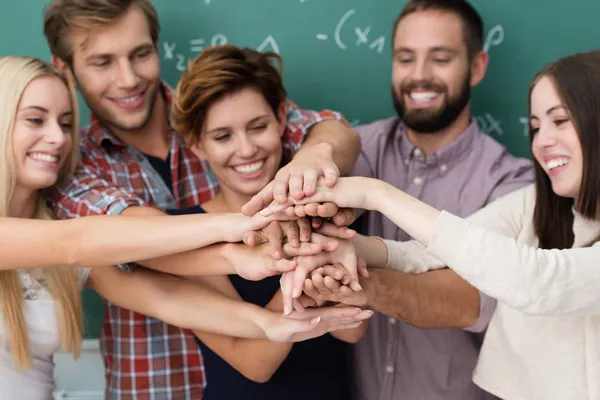 Trabalho em equipe e colaboração entre estudantes — Fotografia de Stock