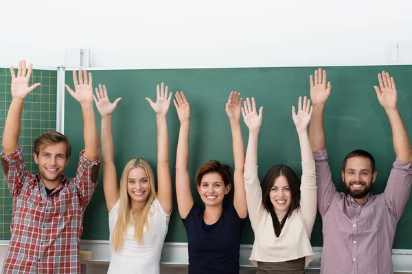 Grupo multiétnico excitado de estudantes — Fotografia de Stock