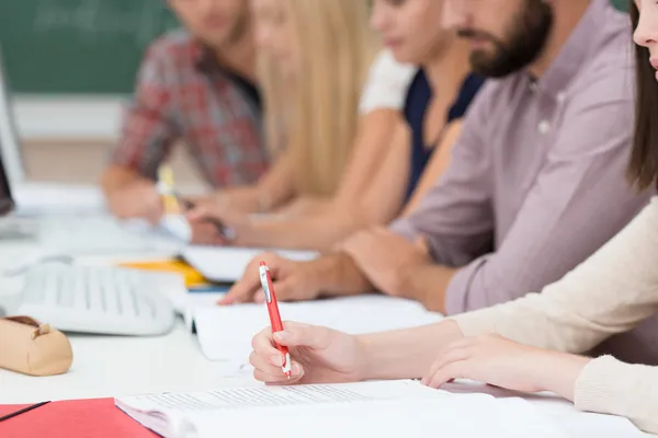 Grupp människor i ett möte eller en klass — Stockfoto