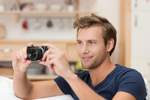 Hombre guapo tomando una fotografía — Foto de Stock