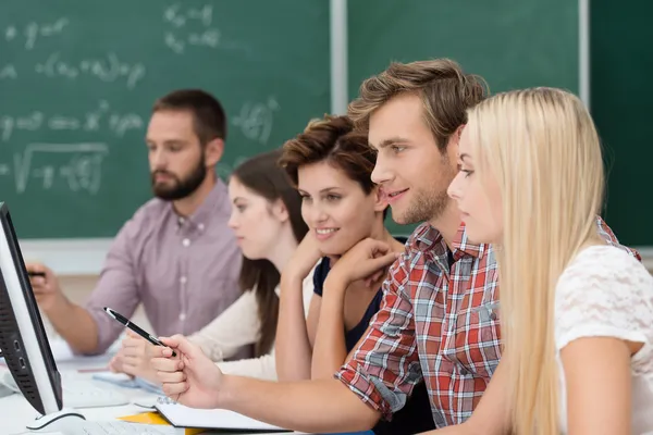 Étudiants de collège utilisant un ordinateur — Photo